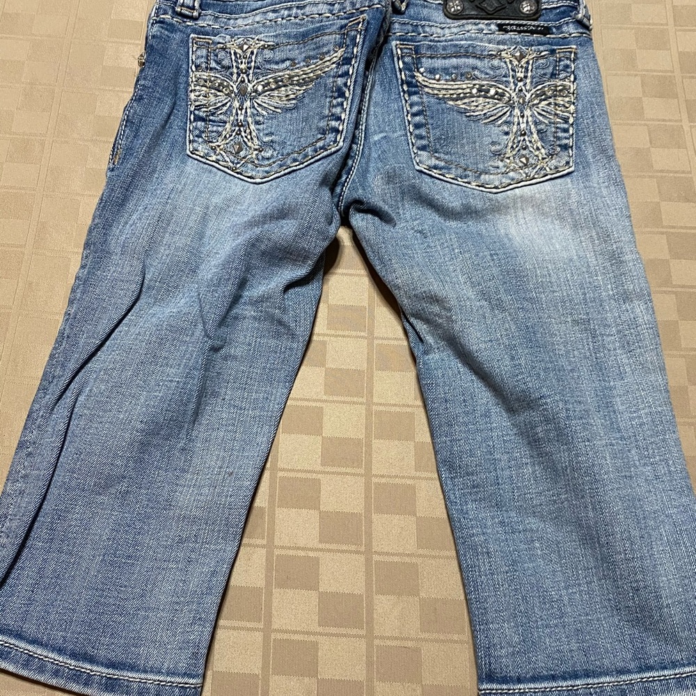 Miss Me Women's Capri Jeans Size 26 X 15.5 Distressed Light Wash Thick Stitches.